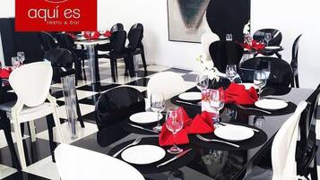 Breakfast, lunch, brunch served; international cuisine