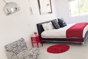 スーペリア ルーム キングベッド 1 台 | 高級寝具、羽毛の掛け布団、ピロートップベッド、セーフティボックス (室内)