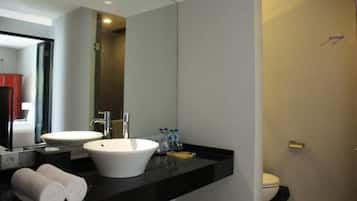 Habitación superior | Baño | Ducha, artículos de higiene personal gratuitos y toallas