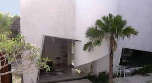 Vista frontal de la propiedad