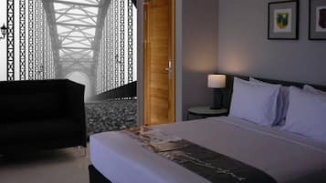 Roupas de cama premium, cofres nos quartos, escrivaninha