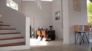 Un intérieur moderne avec un escalier, un bureau et une chaise.