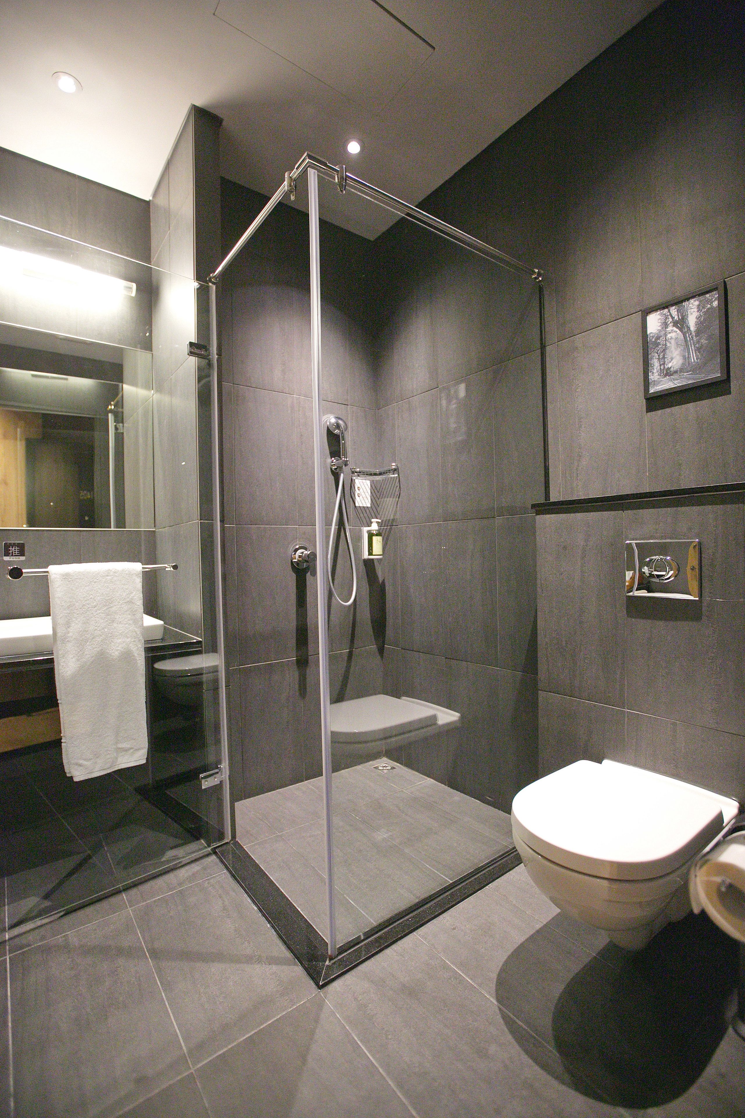 separate bathtub and shower, deep-soaking bathtub, free toiletries