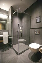 Baignoire et douche séparées, baignoire relaxante profonde