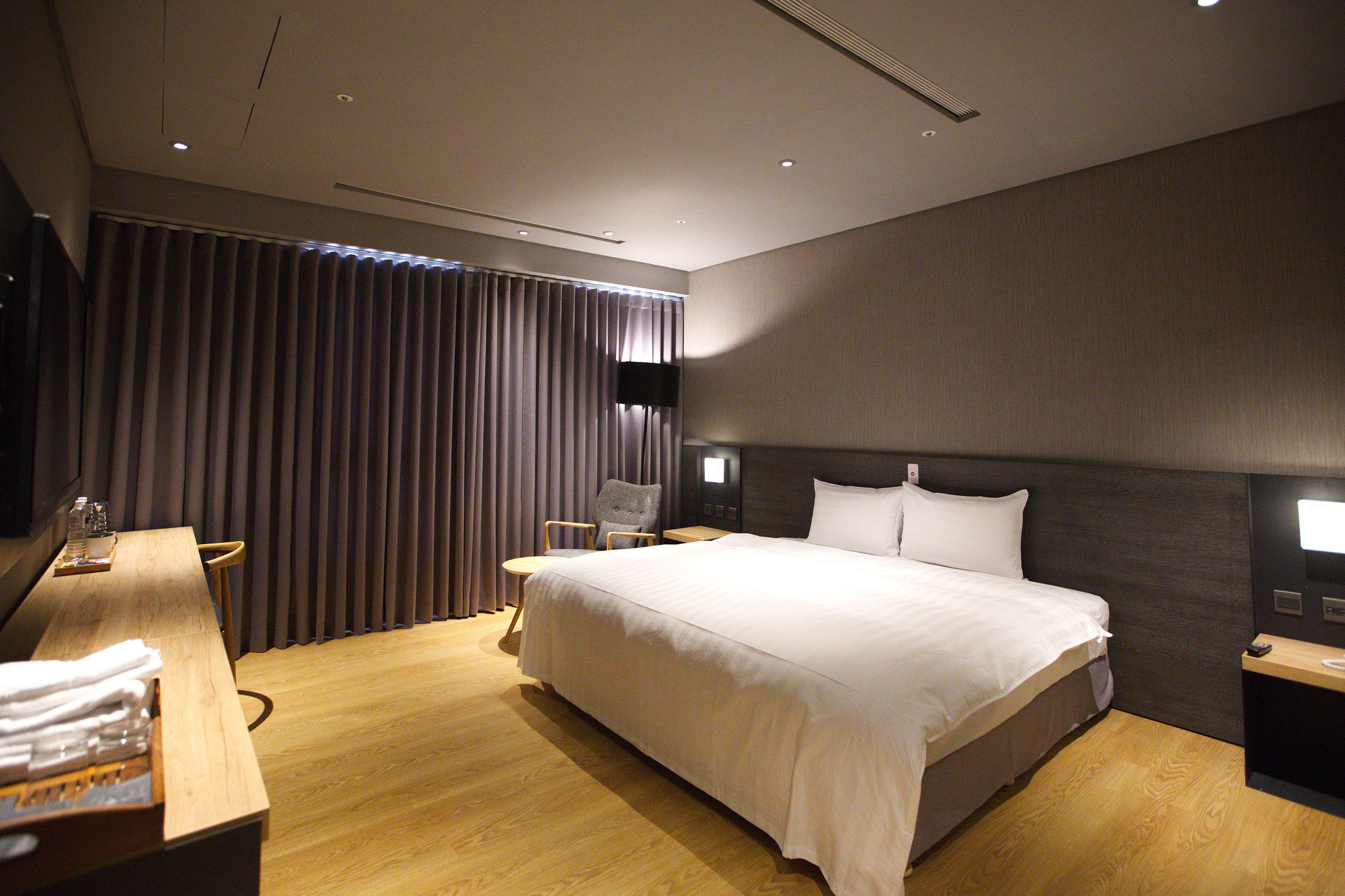 deluxe double room, 1 double bed, hot tub | premium bedding, desk, blackout curtains, iron/ironing board