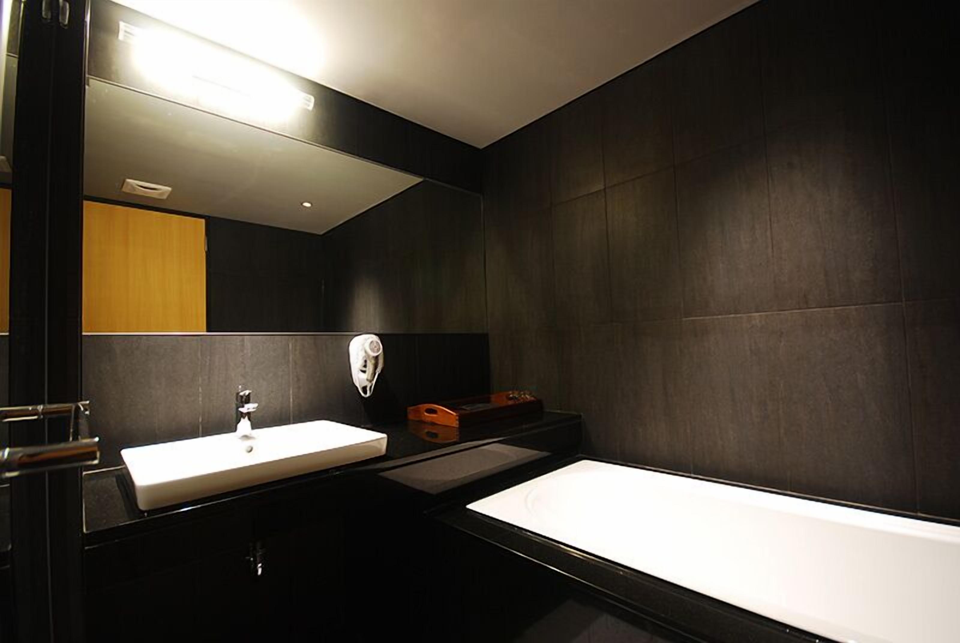 deluxe twin room, 2 single beds, hot tub | bathroom | separate bathtub and shower, deep-soaking bathtub, free toiletries
