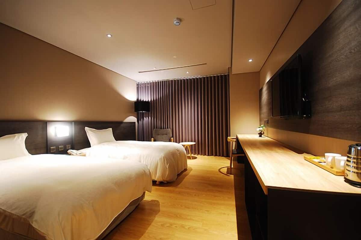 deluxe twin room, 2 single beds, hot tub | premium bedding, desk, blackout curtains, iron/ironing board