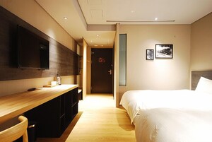 Chambre Deluxe avec lits jumeaux, 2 lits une place, bain à remous | Literie de qualité supérieure, bureau, rideaux occultants