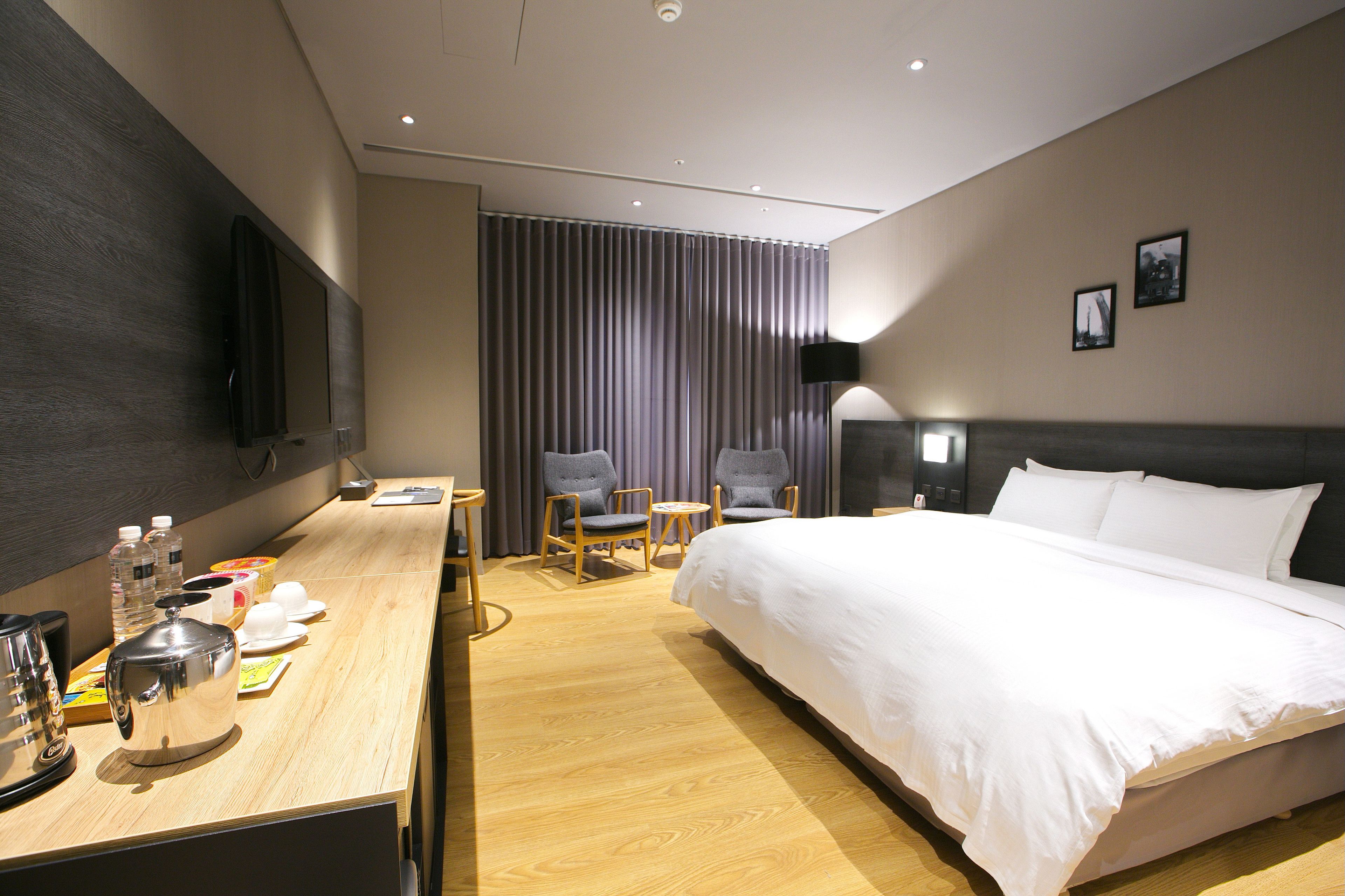 double room, 1 queen bed (without bath) | premium bedding, desk, blackout curtains, iron/ironing board