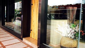 Un edificio moderno con amplios ventanales de vidrio y una puerta de madera.
