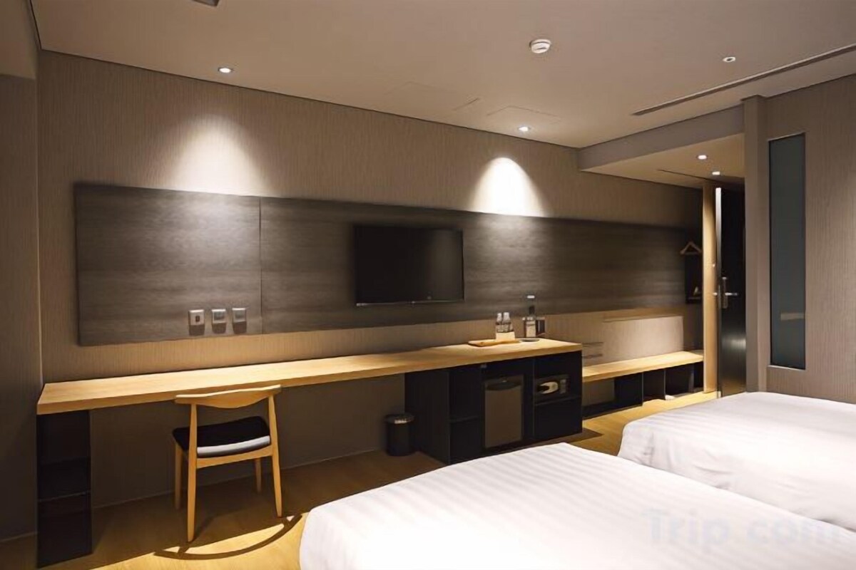 Premium bedding, desk, blackout curtains