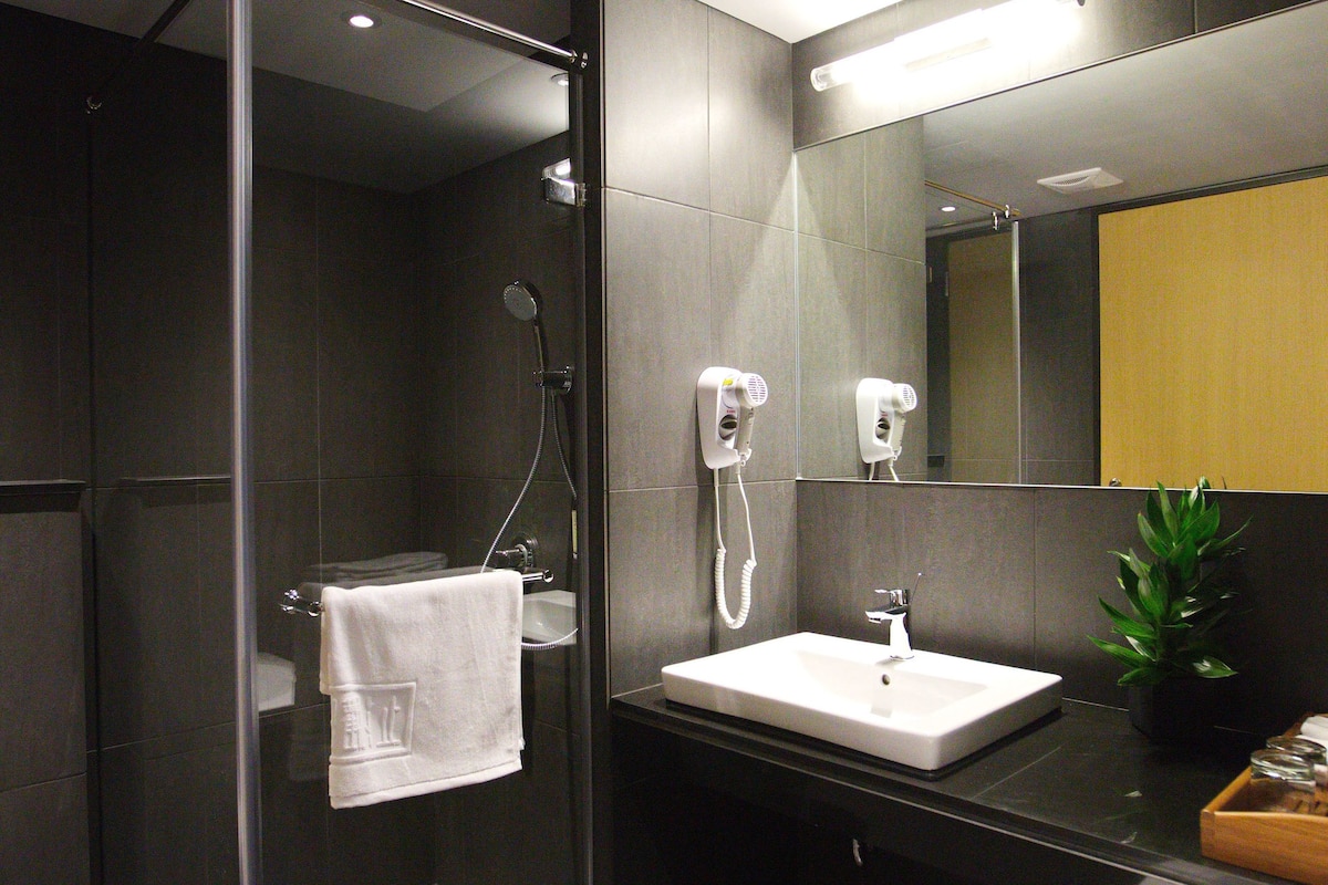 separate bathtub and shower, deep-soaking bathtub, free toiletries