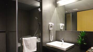 Bañera y ducha independientes y bañera profunda