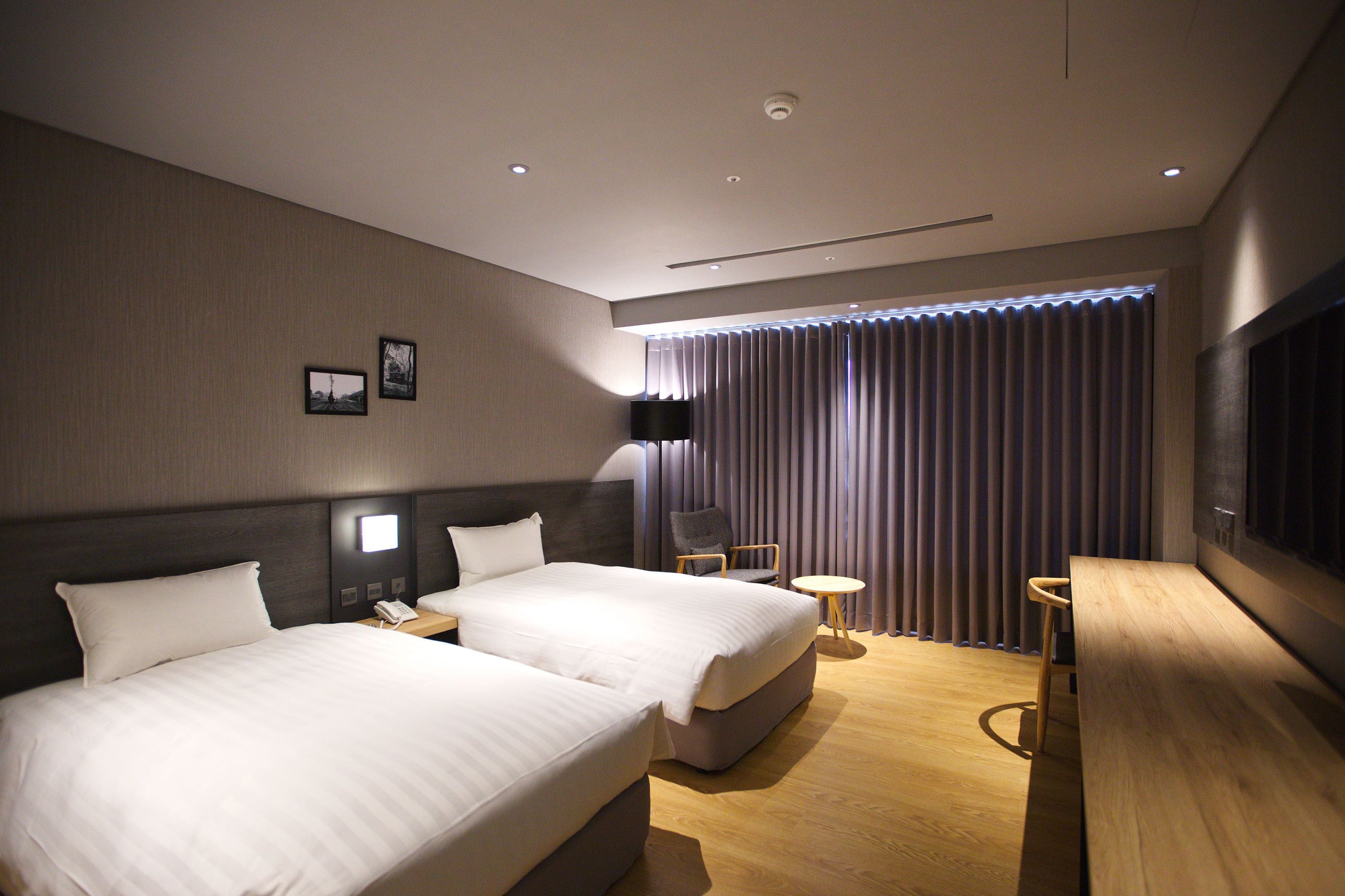 deluxe twin room, 2 single beds, hot tub | premium bedding, desk, blackout curtains, iron/ironing board