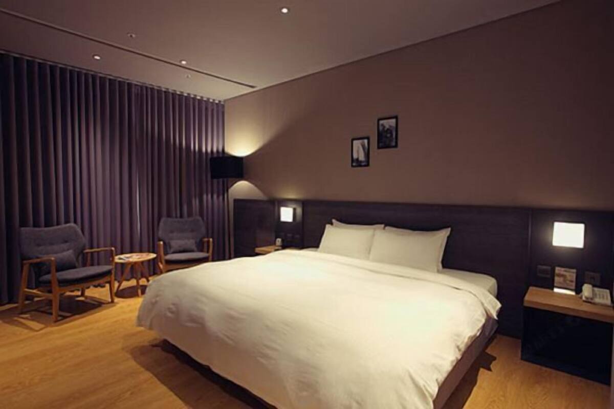 Premium bedding, desk, blackout curtains