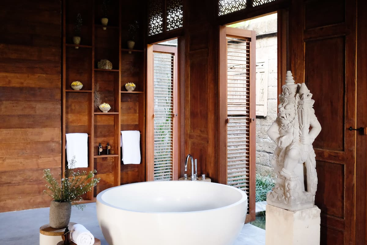 luxury villa (free yoga session) | deep-soaking bathtub