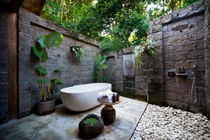 Bungalow Premium | Kamar mandi | Bathtub dan shower terpisah