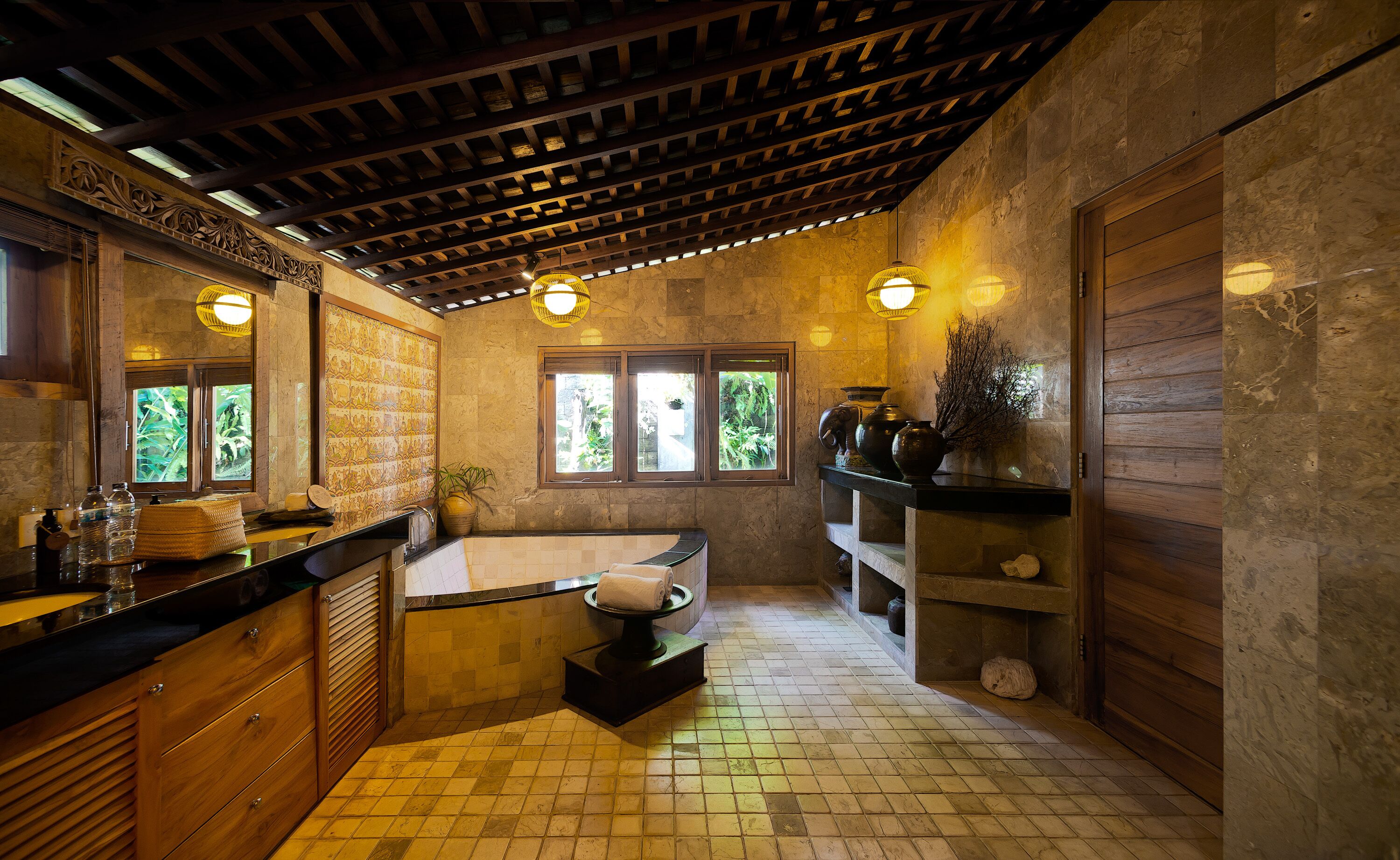 Badezimmer | Badewanne und Dusche (separat), umweltfreundliche Kosmetikartikel
