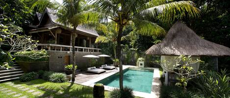 2 buitenzwembaden, gratis zwembadcabana's en ligstoelen