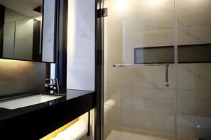 Bathroom | Towels - Cuarto Hotel (Cebu)