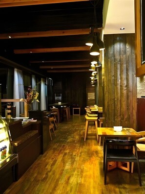 Aperto a colazione, pranzo e cena, cucina filippina 