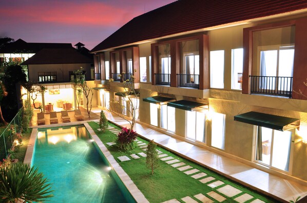 Outdoor pool - Villa Tangtu Beach Inn (Denpasar)