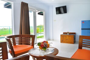 Desk, blackout drapes, free WiFi, bed sheets - Villa Tangtu Beach Inn (Denpasar)