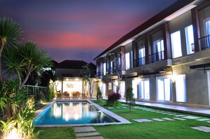 Outdoor pool - Villa Tangtu Beach Inn (Denpasar)