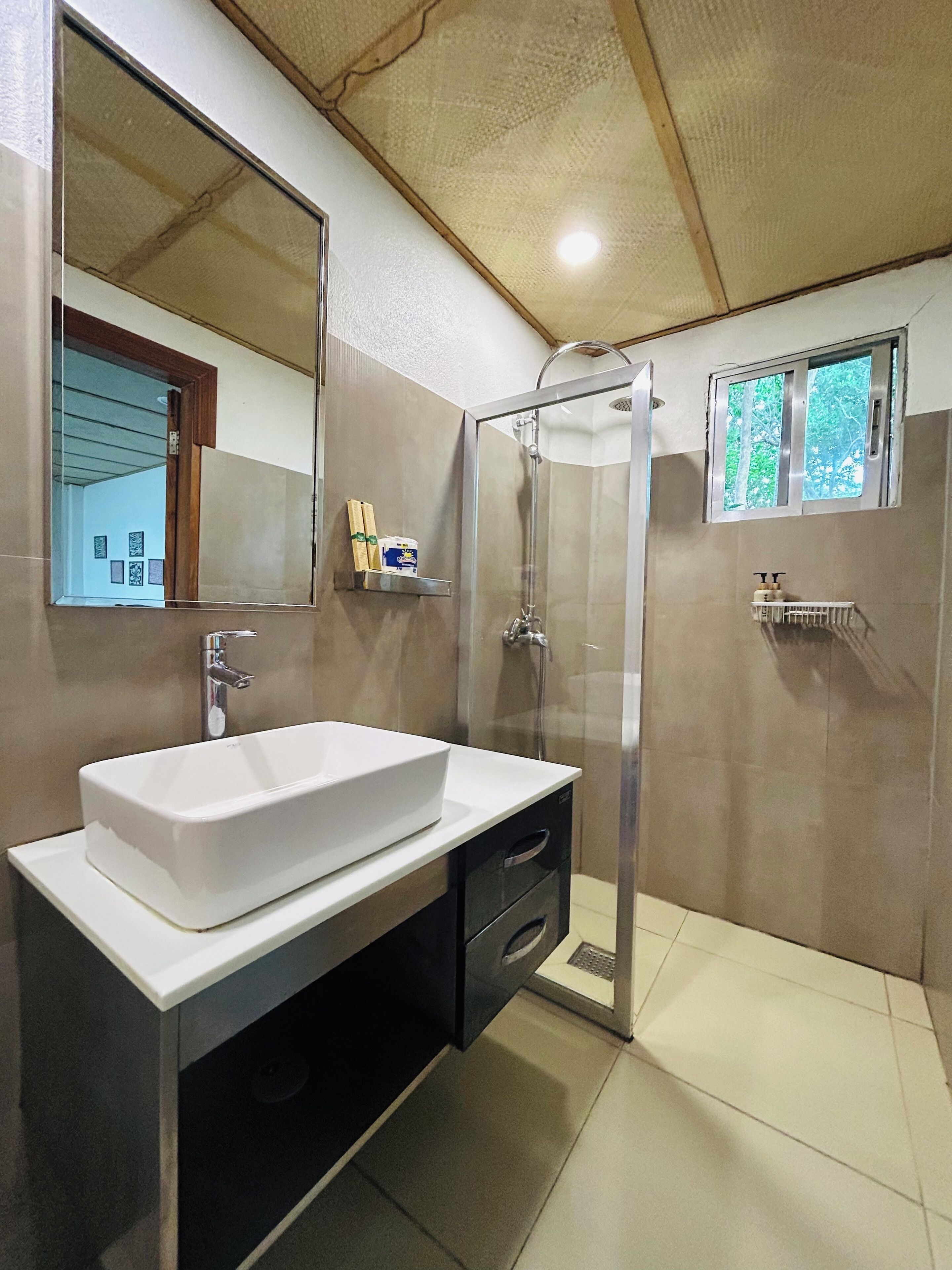 deluxe room, 1 king bed, garden view | bathroom | shower, free toiletries, slippers, towels