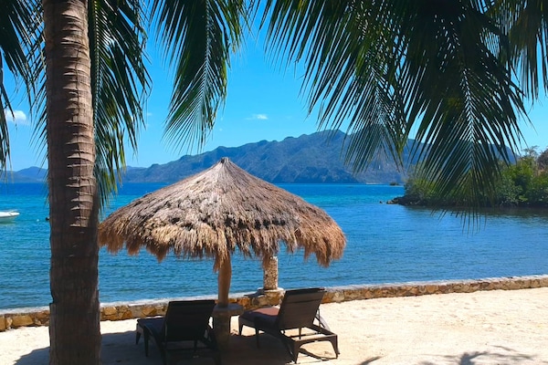 Playa privada, sillas reclinables de playa, sombrillas, toallas de playa