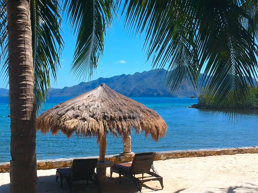 Privatstrand, Liegestühle, Sonnenschirme, Strandtücher