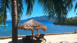 Private beach, sun-loungers, beach umbrellas, beach towels - Chindonan Dive and Beach Resort (Coron)