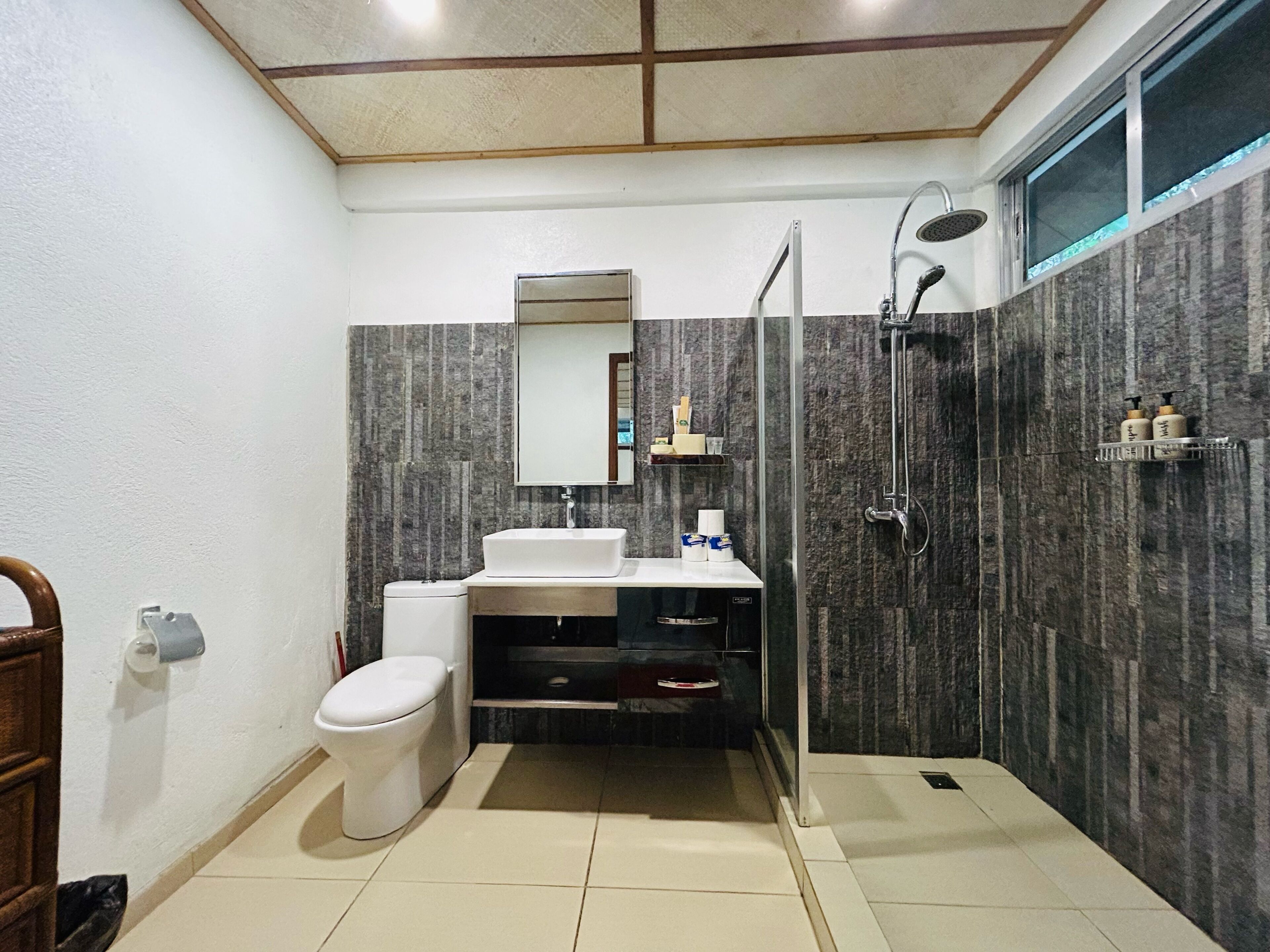 deluxe double room, 1 king bed, ocean view | bathroom | shower, free toiletries, slippers, towels