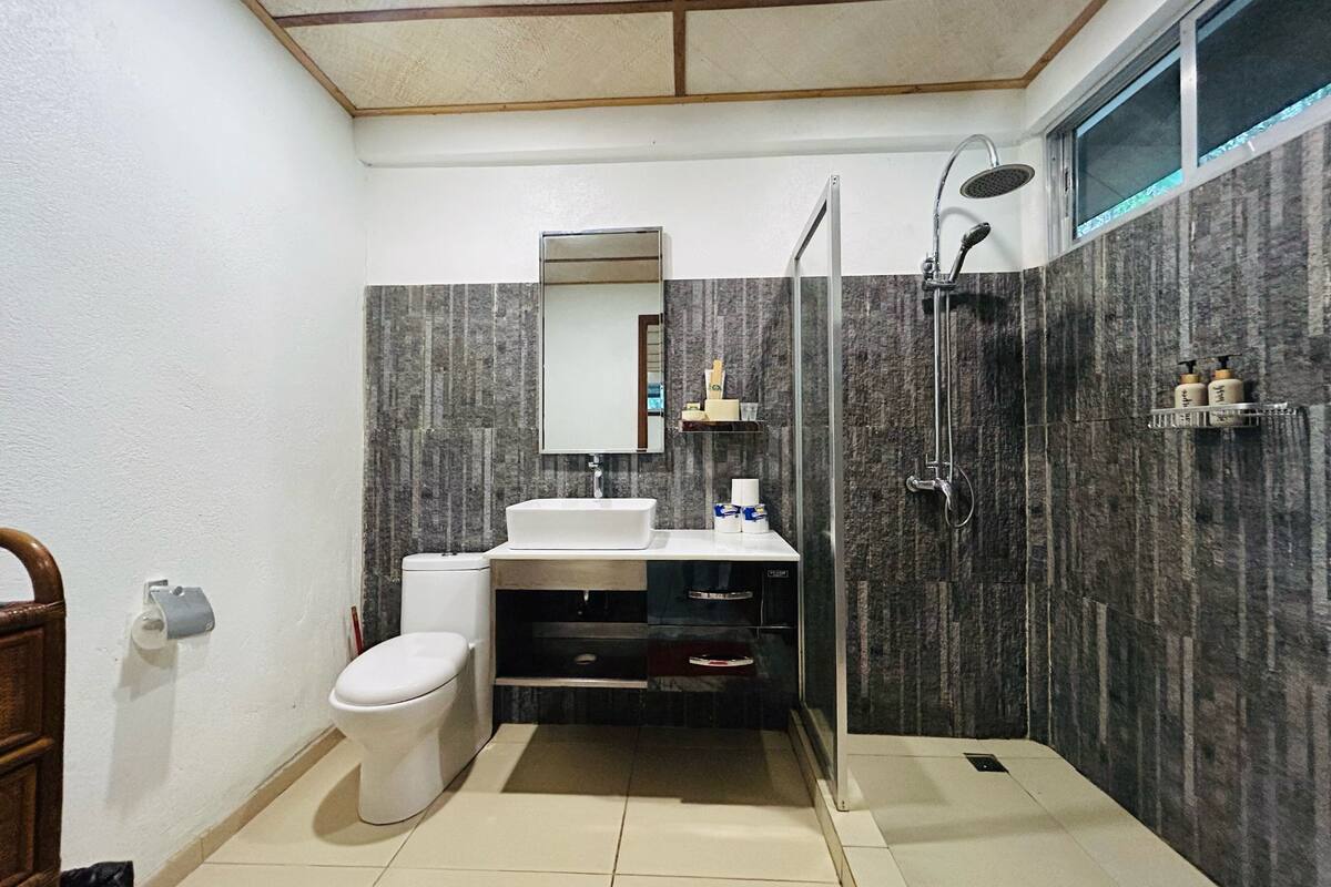 deluxe double room, 1 king bed, ocean view | bathroom | shower, free toiletries, slippers, towels