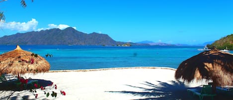 Privat strand, solsenger, parasoller og strandhåndklær