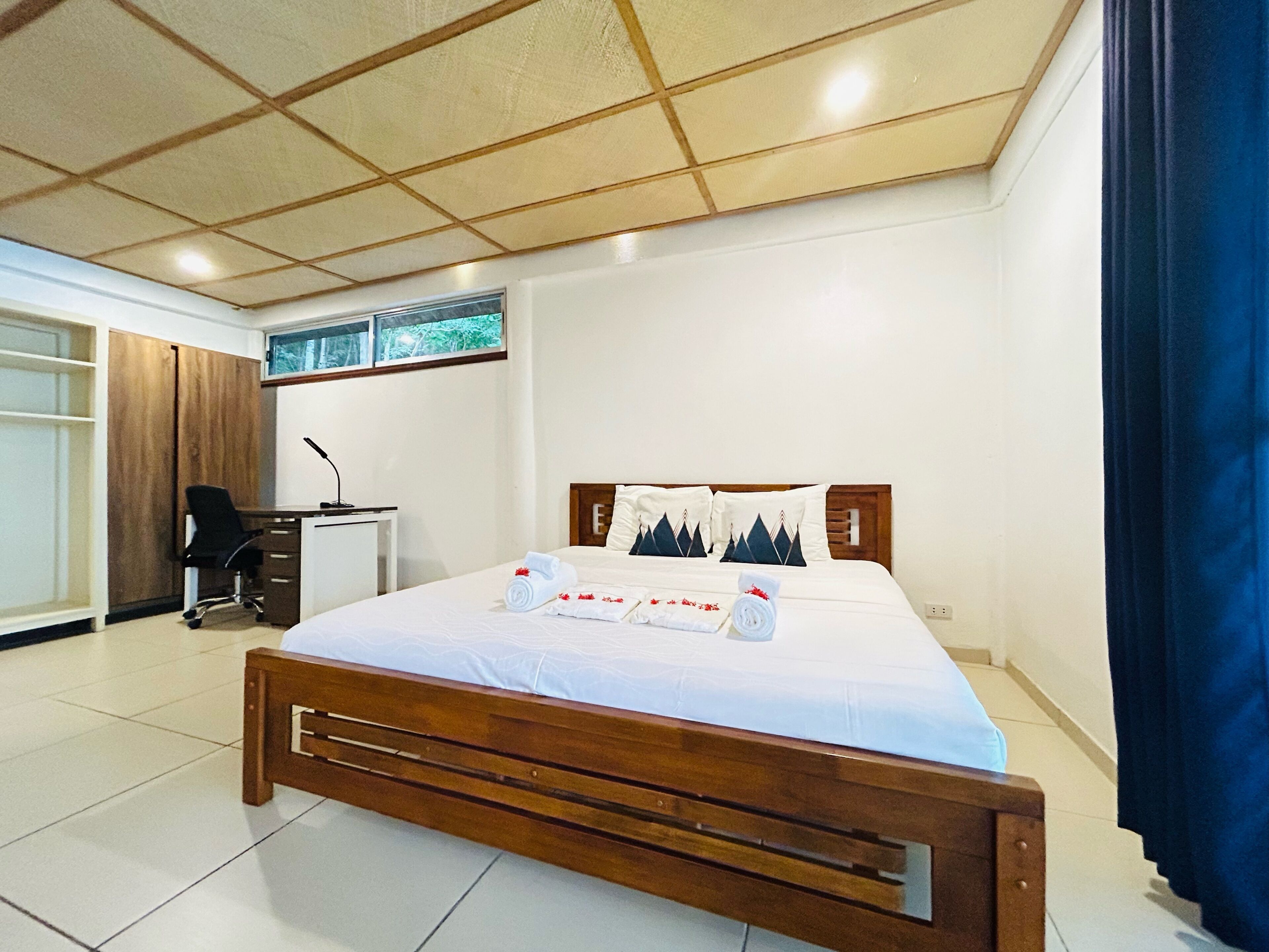 deluxe double room, 1 king bed, ocean view | 1 bedroom, bed sheets