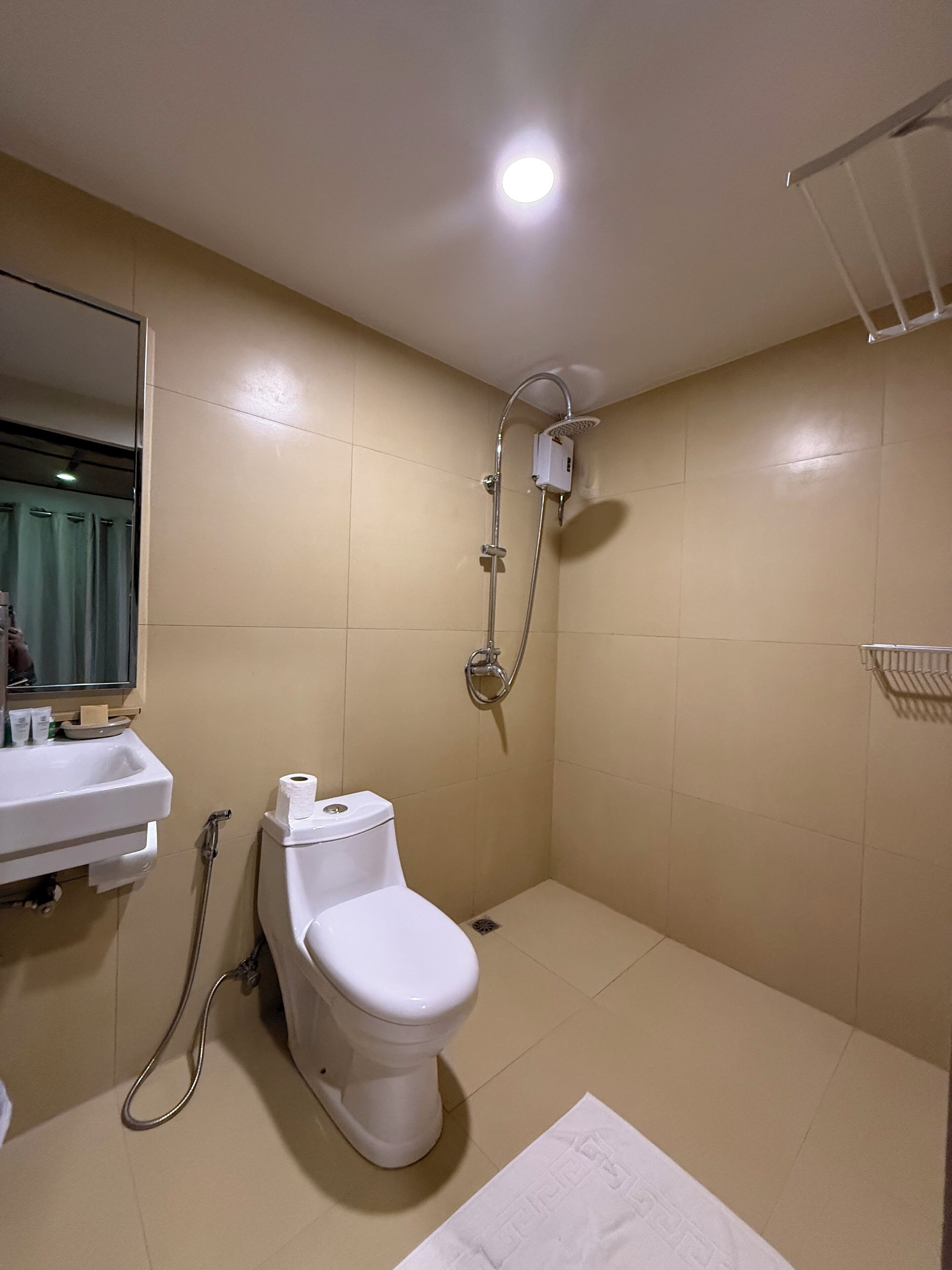 standard room | bathroom | shower, free toiletries, slippers, towels