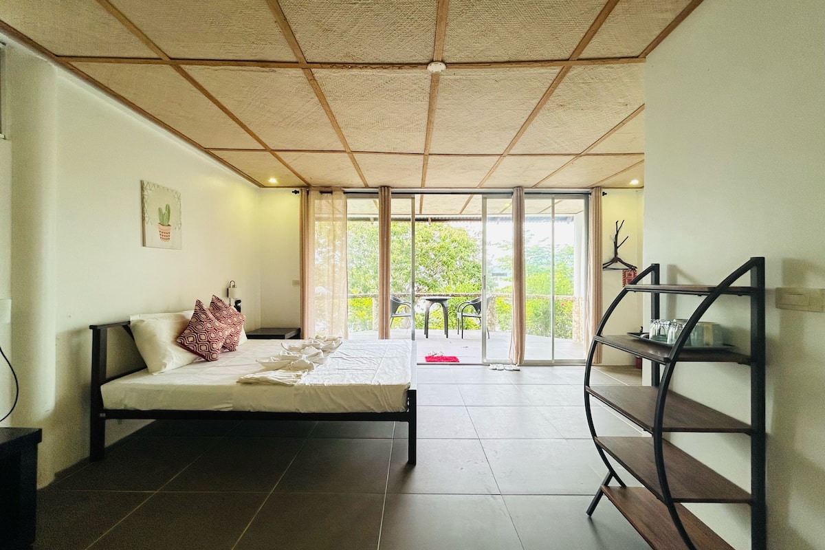 Deluxe Room, 1 King Bed, Garden View | 1 bedroom, bed sheets