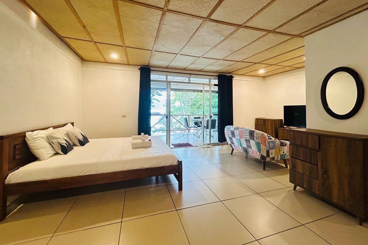 Kamar Double Deluks, 1 Tempat Tidur King, pemandangan samudra | Seprai linen