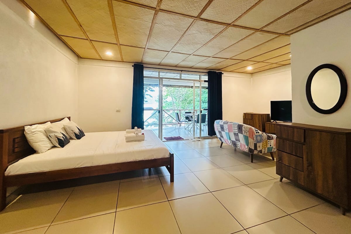 Deluxe Double Room, 1 King Bed, Ocean View | 1 bedroom, bed sheets
