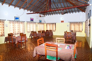 Se ofrece un desayuno típico de la región (1.7 USD por persona)