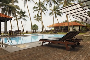 Outdoor pool, sun loungers - Blue Beach (Wadduwa)