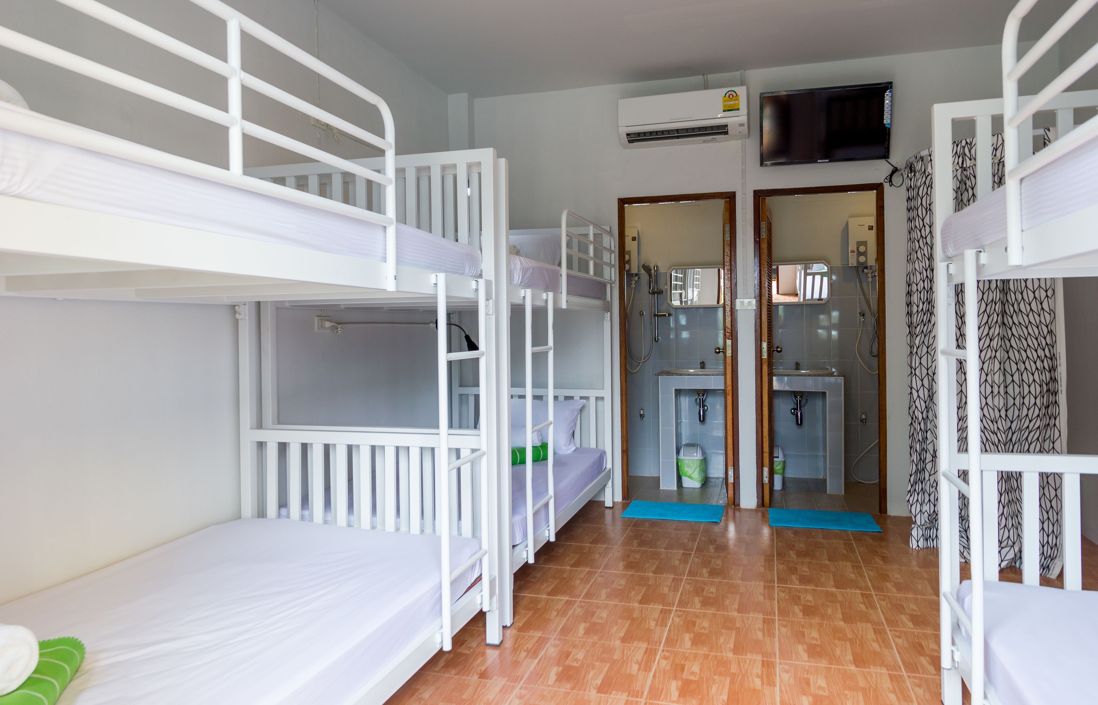 quadruple room, private bathroom (pitta nest 6 bed) | in-room safe, desk, free wifi