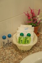 Ducha, artículos de tocador gratuitos, secador de pelo, toallas