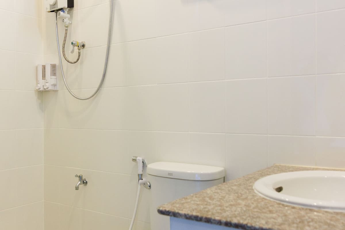 shower, free toiletries, hair dryer, towels