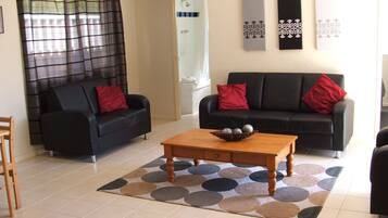 Chalet, 2 Schlafzimmer | Wohnbereich | 32-Zoll-Flachbildfernseher mit Digitalempfang, Fernseher