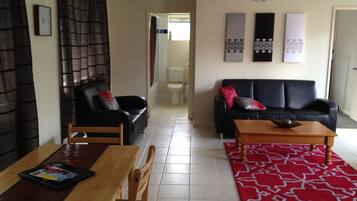 Chalet, 2 Schlafzimmer | Wohnbereich | 32-Zoll-Flachbildfernseher mit Digitalempfang, Fernseher