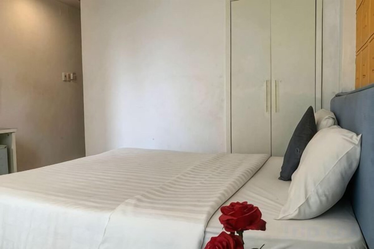 Premium bedding, desk, laptop workspace, soundproofing