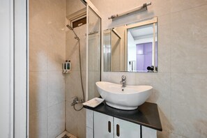 Shower, slippers, bidet, towels - 99 Bui Vien Hotel (Ho Chi Minh City)