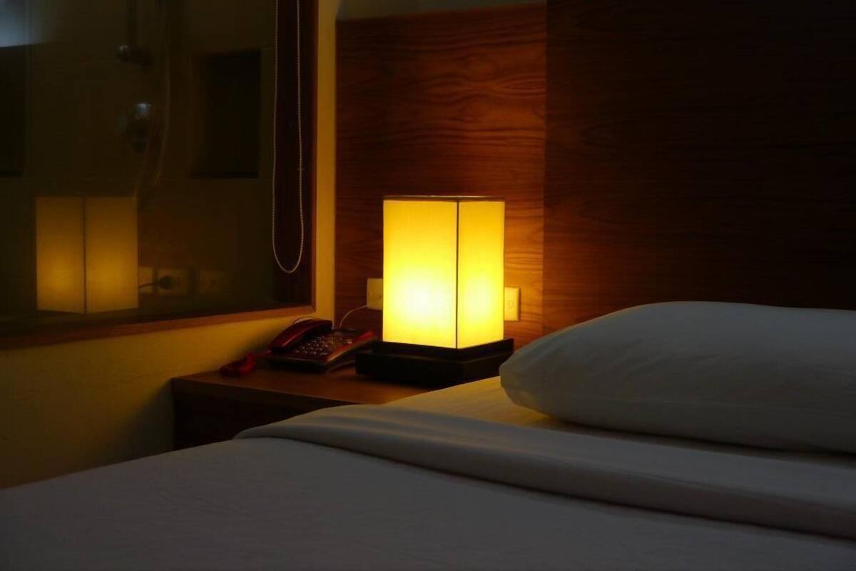 Deluxe Room | Hypo-allergenic bedding, desk, rollaway beds, bed sheets